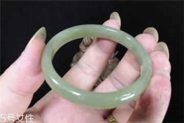 手鐲有裂紋還值錢嗎？手鐲有裂紋影響價(jià)格嗎？