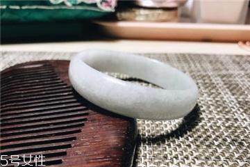 手鐲是玉的好還是翡翠的好？手鐲買玉的還是翡翠的？