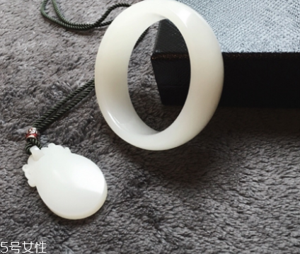 手鐲是圓的好還是扁的好？手鐲買圓的還是扁的？