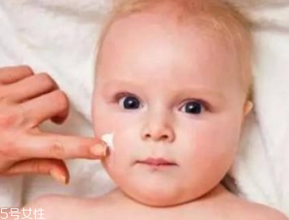 嬰兒乳液和寶寶潤膚霜哪個好？嬰兒乳液和寶寶潤膚霜區(qū)別
