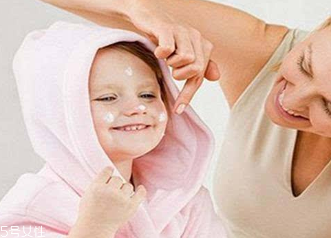 嬰兒乳液和寶寶潤膚霜哪個好？嬰兒乳液和寶寶潤膚霜區(qū)別