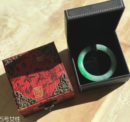 手鐲什么顏色好看？手鐲買哪種顏色好？