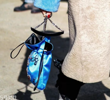 今年流行什么水桶包？水桶包流行什么款式？