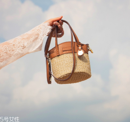 女生夏天背什么包？女生夏季包包搭配圖片
