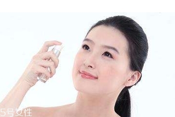 化妝水為什么要拍？化妝水是拍還是抹？