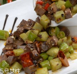 豬心能治心臟病嗎？豬心可以治心臟?。?></p><h3>豬心和什么一起炒好吃</h3><p>青椒炒豬心原料：青椒一只、豬心一只。調(diào)料：鹽、醬油、味精、糖、酒、淀粉、姜片、蒜末。</p><p>1、鍋上火加熱，加入適量油，油略熱，加入青椒塊煸炒，片刻后盛出；</p><p>2、余油加入姜片、蒜末爆香；</p><p>3、加入腌過的豬心煸炒；</p><p>4、豬心變色后，加入青椒塊一起煸炒；</p><p>5、加入味精適量，淋上水淀粉，收汁，撒上適量白胡椒粉，淋上麻油，關(guān)火盛出即可。</p> </div>
<div align=