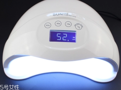 美甲燈會(huì)把手照黑嗎？美甲燈之前要涂防曬霜嗎？