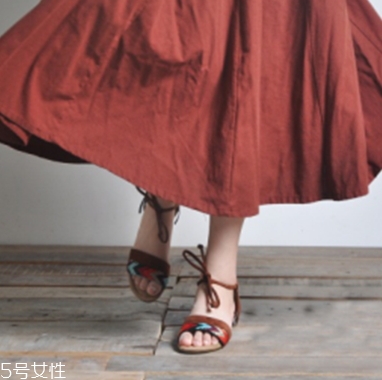 棉麻長裙配什么鞋子？除了小白鞋還有這些