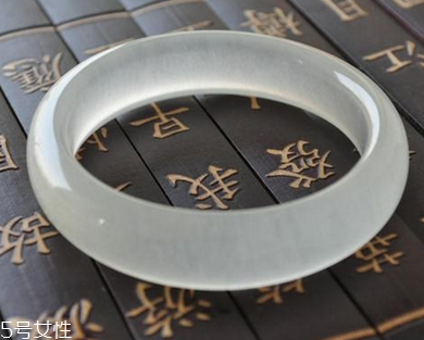 藍(lán)田玉手鐲一般多少錢(qián) 性價(jià)比很高的飾品