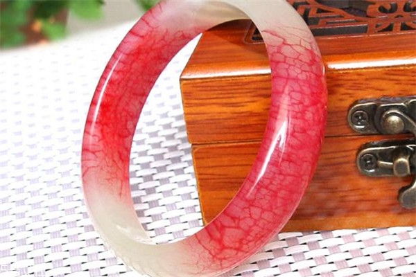 血玉手鐲市場價(jià)格 品種很名貴