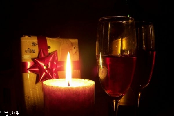 女性喝紅酒美容，一天喝多少比較好