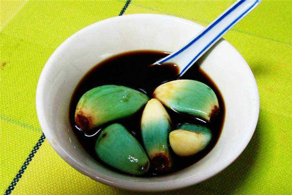 醋泡大蒜為什么會變綠 屬于正?，F(xiàn)象