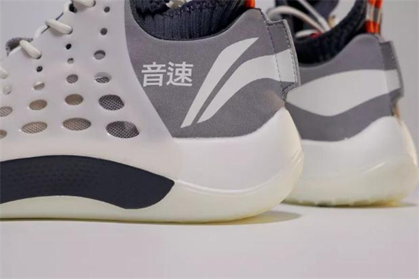李寧音速7和馭帥12哪個(gè)好 音速7和馭帥12對比測評