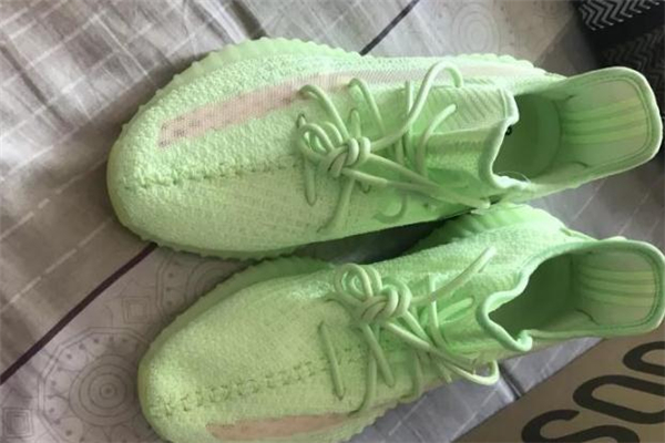 yeezy 350熒光綠開箱測評 椰子350夜光實(shí)物效果