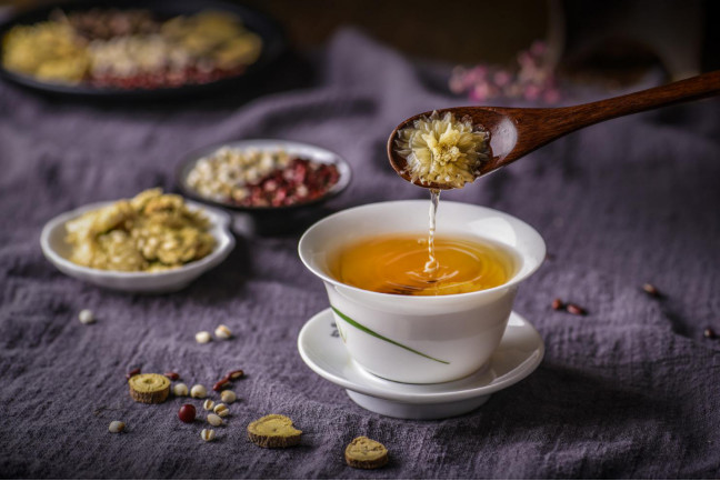 眼睛干澀酸脹怎么辦？來點(diǎn)花茶加越橘葉黃素