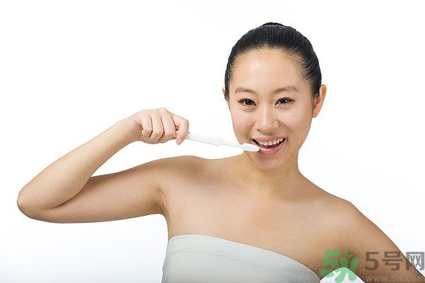 溫水刷牙好還是冷水刷牙好？溫水刷牙的好處