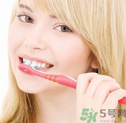 刷牙用冷水還是熱水好？刷牙用熱水有什么好？