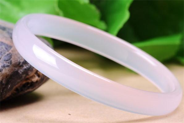 白瑪瑙手鐲價(jià)格 白瑪瑙手鐲一般多少錢(qián)