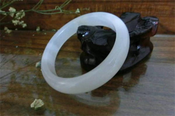 白瑪瑙手鐲價(jià)格 白瑪瑙手鐲一般多少錢(qián)