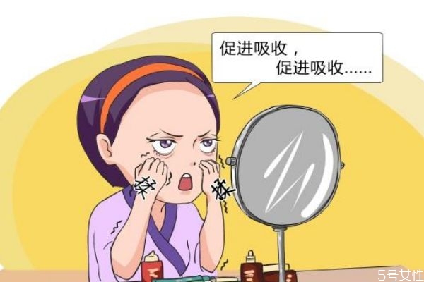 為什么會形成脂肪粒呢 脂肪?？梢韵龁?></p><h3>脂肪?？梢韵龁?/h3><p>可以的。</p><p>1.眼霜消除脂肪粒。去除眼部的脂肪粒用啫喱狀的眼霜，卸妝油主要用于去除鼻子上的脂肪粒。</p><p>2.我們可以先用洗面奶去洗臉，做好清潔，然后就可以用上眼霜或卸妝油，但是不能超過15分鐘，而且不要經(jīng)常性的使用。</p><p>3.針挑消除脂肪粒。用粉刺針找到里面的白色膿粒，把它挑出來就可以了，最后用棉簽沾點酒精在傷口處消毒，以防感染。不過如果是靠近我們眼睛的地方，為了安全起見，還是不要自己動手比較好。</p><p>4.排毒消除脂肪粒。身體內(nèi)分泌失調(diào)會讓我們的面部油脂分泌過剩，再加上如果沒有得到徹底的清潔，就會堵塞毛孔，有了脂肪粒。所以我們可以用一些排毒的方法來解決。</p><p>5.在每天早晨起床后，我們也可以空腹喝一杯檸檬水，有降低血脂，幫助排毒的效果，能夠有效的去除脂肪粒。</p><p>6.維生素E消除脂肪粒。大家平時可以準備一些維生素E油，平時睡覺之前可以把維他均勻的涂抹在眼睛周圍有脂肪粒的地方，并且用雙手輕輕按摩幾分鐘，堅持一個月左右，眼部周圍的脂肪粒便能脫落。</p><p style=