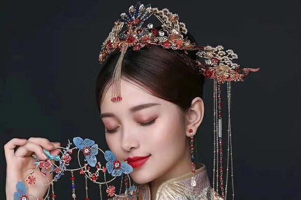 新娘妝畫(huà)哪種眼線(xiàn)好 新娘妝畫(huà)眼線(xiàn)的注意事項(xiàng)
