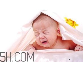 新生兒吐奶情況什么時(shí)候會(huì)沒(méi)有？寶寶吐奶了怎么辦？