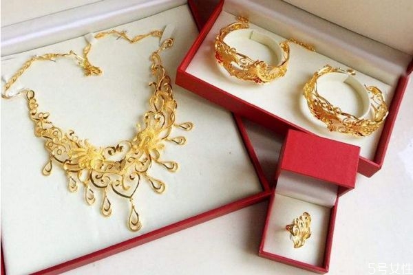 三金是提親還是訂婚的時(shí)候給 購(gòu)買三金的時(shí)間