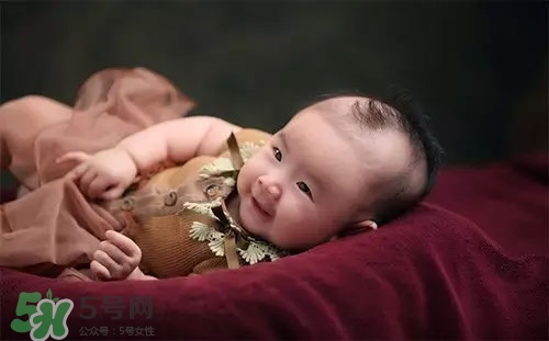 寶寶睡覺搖頭怎么回事？寶寶睡覺搖頭是缺鈣嗎？