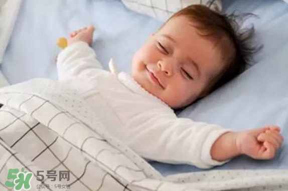 寶寶睡覺為什么會笑？寶寶睡覺笑出聲是做夢了嗎？