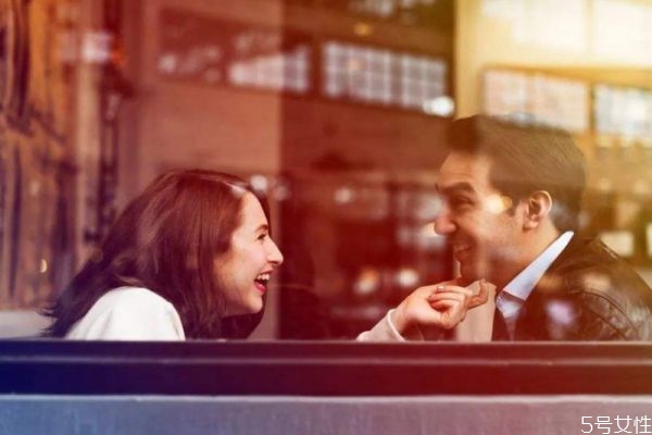 女生肯單獨(dú)跟你出去玩代表什么 女生愿意約會(huì)的暗示
