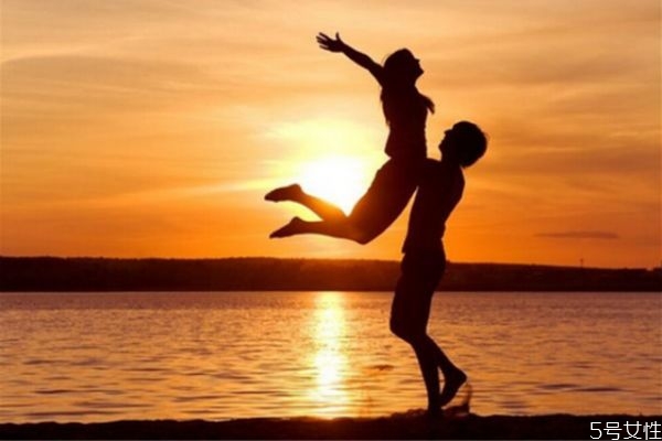 為什么男朋友不想結(jié)婚 男人婚前焦慮是因?yàn)槭裁?>
<strong>為什么男朋友不想結(jié)婚 男人婚前焦慮是因?yàn)槭裁?/strong>
</a>
<p>如果你們兩的感情已經(jīng)很深了，在你想要穩(wěn)定下來的時(shí)候，你的男朋友卻不想結(jié)婚，首先要問清楚原因，再?zèng)Q定你們的這段愛情是否該堅(jiān)持下去。</p>
</li>
<li>
<a href=