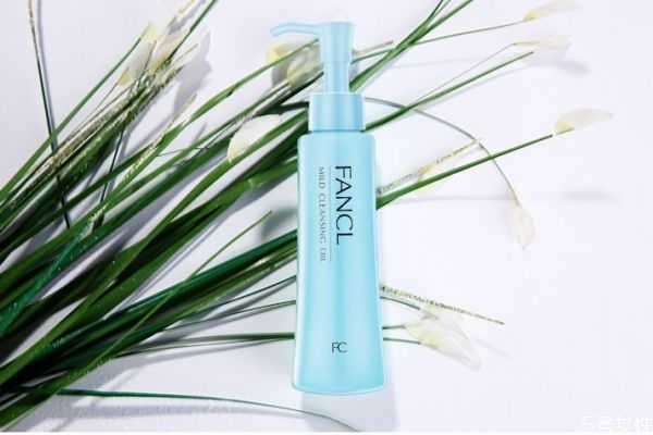 正確卸妝你需注意什么 卸妝要用專門(mén)卸妝的產(chǎn)品