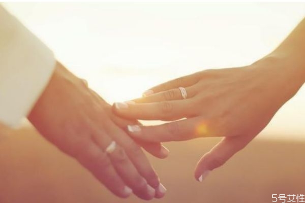 為什么女朋友會(huì)對(duì)自己說出軌了 輕浮的女人有哪些特點(diǎn)