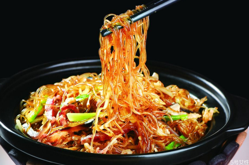 炒粉絲怎么讓它不粘不坨 炒粉絲不結(jié)塊的竅門(mén)