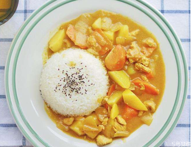 咖喱飯放鹽嗎 家?？о埖淖龇?></p><h3>家常咖喱飯的做法</h3><p>1.豬肉切丁，土豆，胡蘿卜，番茄切塊，洋蔥一半切條，一半切塊，鍋里融化黃油，倒入洋蔥條，加入蜂蜜，小火炒至洋蔥變軟。<br/></p><p>2.另起一個鍋，倒入油，油熱之后，放入蒜炒香，再加入豬肉，炒至變色，放入洋蔥條，番茄，清水，香葉，大火煮開后轉(zhuǎn)小火煮30分鐘。</p><p>3.將洋蔥塊，胡蘿卜塊，土豆塊放入鍋中，加入生姜汁后攪拌一下，等土豆和胡蘿卜變軟后就可以了。</p><p>4.關(guān)火后將咖喱塊放進(jìn)鍋里，溶化后小火燉煮到濃稠狀，加入黃油和生抽，攪拌均勻，關(guān)火即可。</p><p style=