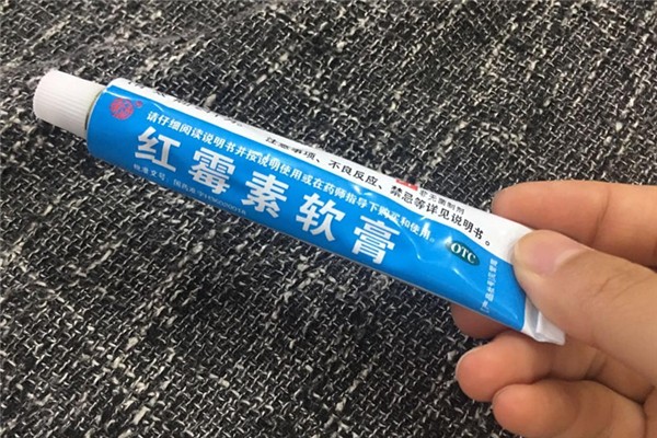 紅霉素軟膏是萬(wàn)能藥嗎 紅霉素軟膏的禁忌事項(xiàng)有哪些