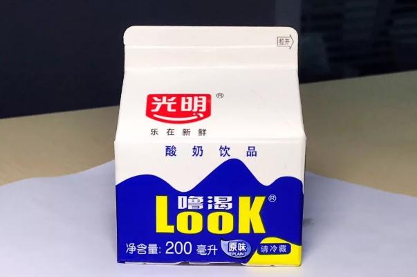 光明酸奶的功效與作用 光明?？仕崮痰暮锰幱惺裁?></p><h3>光明酸奶孕婦可以喝嗎</h3><p>懷孕后是可以適當喝酸奶的，酸奶在營養(yǎng)價值上不僅和鮮牛奶一樣，而且易于消化吸收，酸奶中的乳酸菌進入腸道后可抑制腐敗菌的繁殖，減少腐敗菌在腸道中產(chǎn)生毒素而起到保健作用，同時還可使人體增加維生素b族。如果孕婦在妊娠初期反應較大，而且反酸，說明胃酸多，這時不宜喝酸奶。酸奶是牛奶經(jīng)過乳酸菌發(fā)酵制成的，含有豐富的蛋白質(zhì)、多種維生素和微量元素，能夠潤腸通便。</p> </div>
<div align=