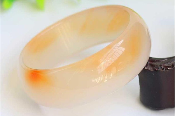瑪瑙手鐲是亮的好還是不亮的好 瑪瑙手鐲買(mǎi)回來(lái)要不要凈化