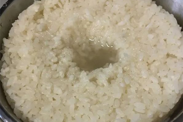 醪糟有黑點(diǎn)小毛毛什么原因 醪糟長黑毛了還能吃嗎