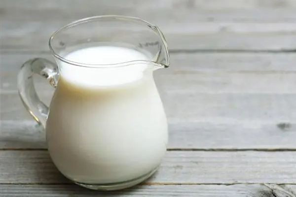 全脂牛奶結(jié)塊是正?，F(xiàn)象嗎 全脂牛奶結(jié)塊可以喝嗎