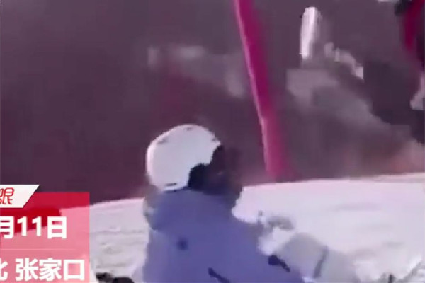河北一雪場男子故意鏟倒女子 ?滑雪會(huì)受傷嗎